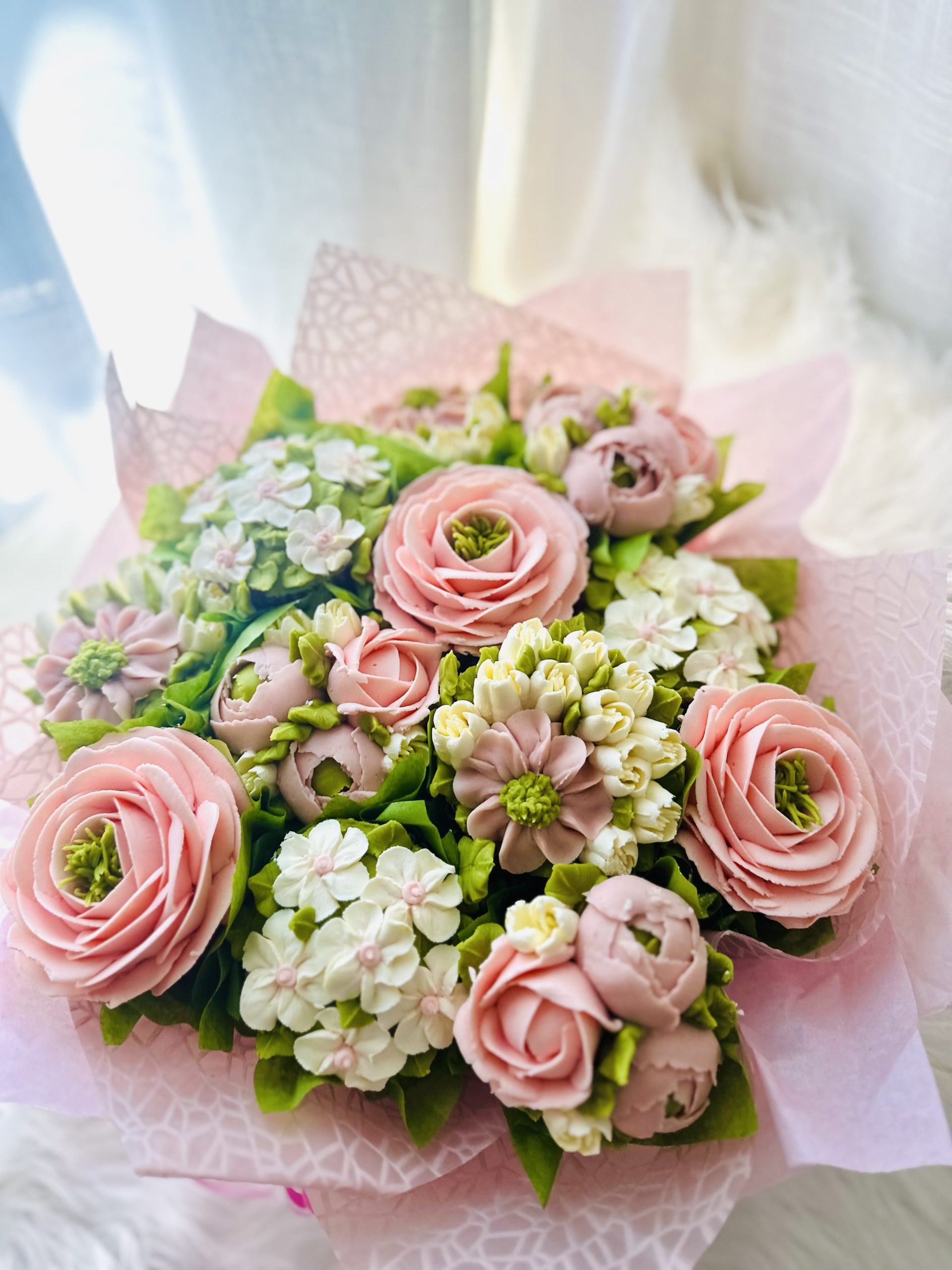 Pink and white cupcake bouquet in a hat box for Mother’s Day, handmade in Melbourne – the perfect edible gift
